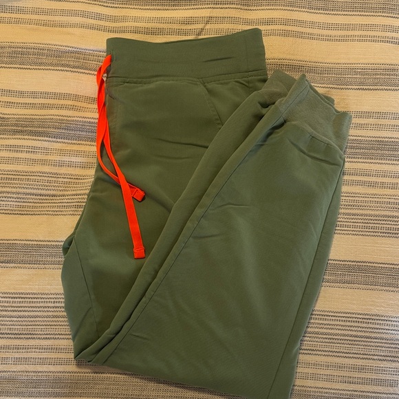 FIGS Scrub Set - Picture 3 of 4